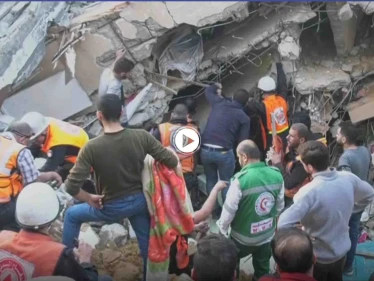 شاهد بالفيديو: لحظة إخراج رجل كبير بالسن على قيد الحياة كان تحت الأنقاض في حي الرمال بغزة
