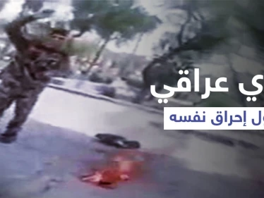 بالفيديو|| جندي عراقي يحاول إحراق نفسه بسكب البنزين على جسده وأصدقائه ينقذونه - وكالة ستيب نيوز
