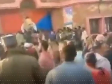 بالفيديو|| حشد غاضب يضرب رجلاً حتى الموت في باكستان بتهمة "تدنيس" القرآن