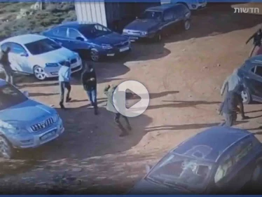 بالفيديو|| "شباب التلال" المتطرفين يحطمون سيارات فلسطينية قرب رام الله.. وحملة اعتقالات واسعة