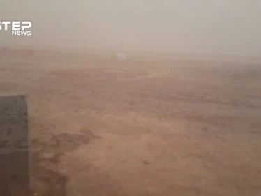 مشاهد للعاصفة التي ضربت مخيم الركبان على الحدود السورية الأردنية في ثاني أيام عيد الفطر