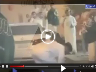 وسط الشارع.. فتاة سعودية تخرج من سيارتها وتنهال بالضرب على شاب (فيديو)