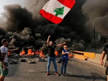 محتجون في لبنان يقطعون الطرقات المؤدية إلى بيروت شمالاً وجنوباً