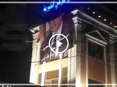 بالفيديو|| بهذه الطريقة متظاهرون لبنان يزيلون صورة دياب بصيدا