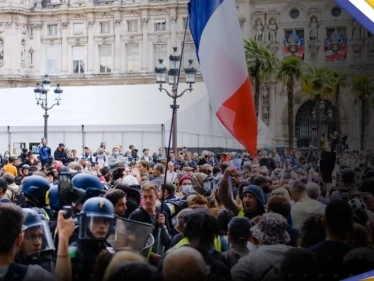 قانون ماكرون لرفع سن التقاعد يدخل حيّز التنفيذ في سبتمبر.. ومسؤولة فرنسية تدعو للإضرابات