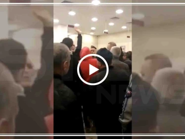 بالفيديو || لبناني داخل أحد البنوك حاملًا فأسًا ويطالب بأمواله