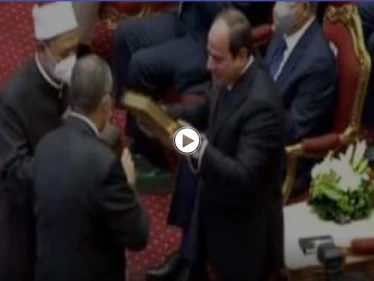 شاهد|| شيخ الأزهر يهدي السيسي نسخة فريدة من المصحف بمناسبة ذكرى المولد النبوي الشريف