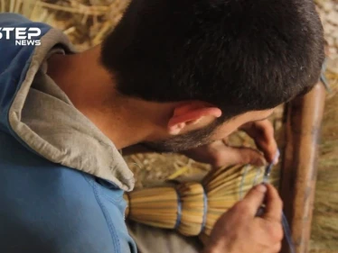 صناعة "مكانس القش" إرث يتوارثه الأجيال
