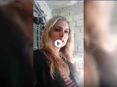 بالفيديو|| ضابط وامرأة يقومان بإهانة محامية بعدة طرق قذرة من أجل ترك بيتها وبيعه بسعر رخيص لهم وسط دمشق