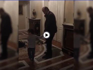 بالفيديو || عقب الحكم عليه بالسجن.. رفعت الأسد يرقص مع أحفاده في فرنسا