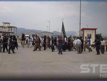 بالفيديو|| آلاف الإيرانيين يقتحمون حدود العراق في السليمانية لتشييع رجل دين.. من هو الكسنزان؟