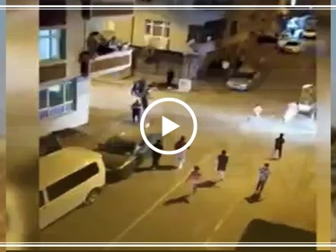 شاهد بالفيديو|| كيف يتعرض لاجىء سوري للضرب المبرح على يد العشرات وسط إسطنبول !!