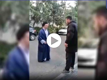 بالفيديو|| دمرتم مستقبلنا.. شاب يصفع رجل دين شيعي على وجهه وسط الطريق في إيران