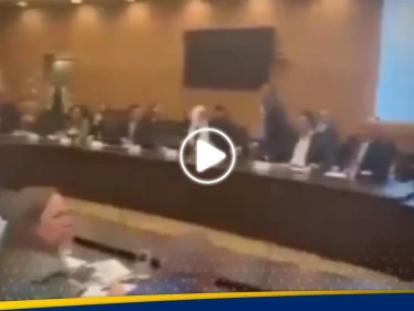 شاهد|| وسط تعالي الصرخات.. أقارب الأسرى الإسرائيليين يقتحمون جلسة للكنيست