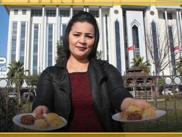 بالصور|| سيدة تركية تحتفل بطلاقها من زوجها.. وتوزع الحلويات على المارة