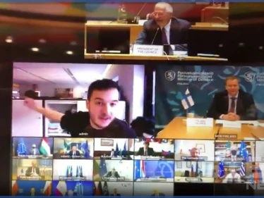 بالفيديو|| صحفي يخترق مؤتمراً سريّاً لـ وزراء الدفاع في أوروبا ويفشله
