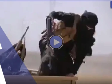 بالفيديو|| سقوط مروع لامرأة حوثية زينبية من أعلى مركبة أثناء عرض عسكري.. والجيش اليمني يقتل قائداً حوثياً خطيراً