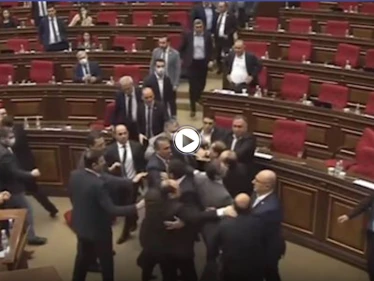 بالفيديو|| شجار وتراشق في البرلمان الأرميني تطور إلى عراك بالأيدي وانتهى بتدخل رجال الأمن