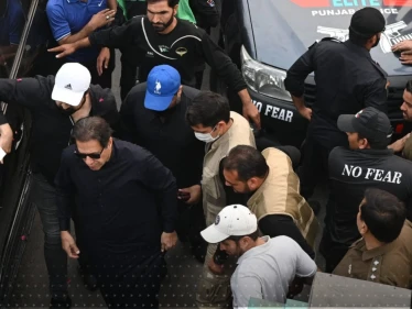بالفيديو|| لحظة تعرض عمران خان لمحاولة اغتيال أمام أنصاره.. السلطات تكشف وضعه الصحي ومصير المهاجم