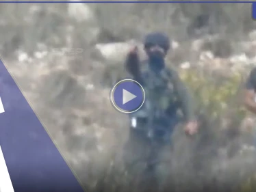بالفيديو|| جندي إسرائيلي يلقن مستوطنين كيفية استعمال سلاح ضد فلسطينيين