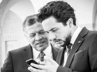 ولي العهد الأردني ينشر صورة تاريخية بدلالات رمزية ويعلّق