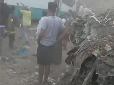 بالفيديو|| قطار يدهس حافلة.. قتلى وجرحى جميعهم نساء في حادثٍ مروع بمدينة حلوان المصرية