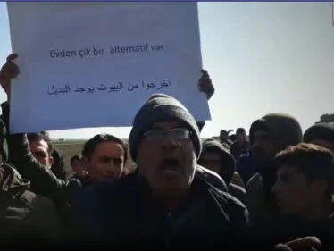 بالفيديو || أهالي بلدة بريف حلب يطالبون القوات التركية بإخلاء منازلهم بعد عام على تمركزهم بها