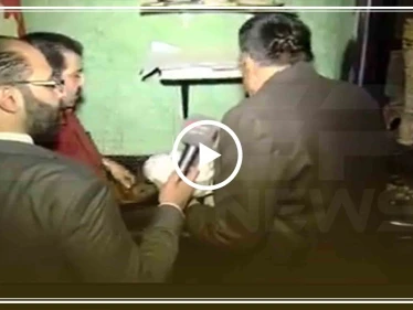 فيديو|| مسؤول يُغلق مطعم في يبرود بسبب "وضع المايونيز جانب سيخ الشاورما"!!