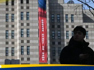 لافتة روسية عملاقة تثير غضب كوريا الجنوبية في ذكرى حرب أوكرانيا - وكالة ستيب نيوز