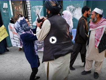 بالفيديو|| "أي إسلام اعتنقت".. امرأة تصرخ بصوت عالي وتحاول الإفلات من عناصر طالبان خلال اعتدائهم عليها في الشارع