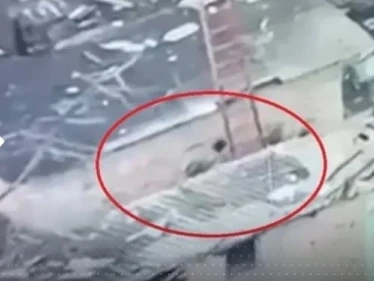 طائرة درون أوكرانية توثق مشهداً "صادماً" لما فعله جنود روس بقائدهم الجريح (فيديو)