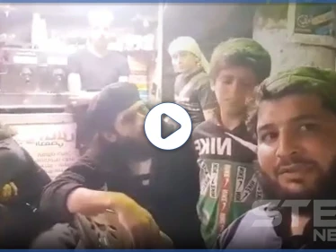 بالفيديو|| الألم واحد .. شبان مهجرين ينشدون تحية لطفل عراقي بـ إدلب والأخير يذرف الدموع