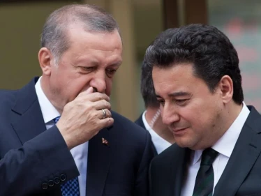 علي باباجان يفتح النار على أردوغان بتهديده حكمه ويشكو العقلية "الوصائية"