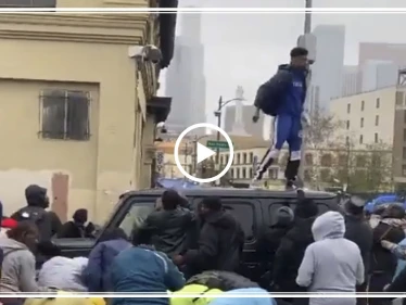 بالفيديو|| مطرب شهير يوزع كميات ضخمة من الأموال على الفقراء بطريقة جنونية