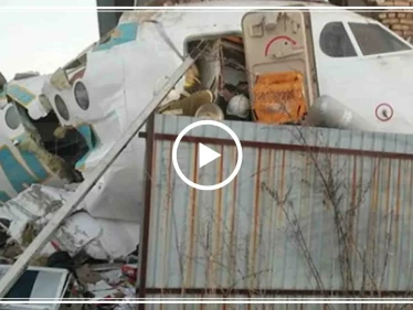 فيديو || مقتل 15 شخصًا وإصابات "خطرة" بتحطم طائرة مدنيّة في كازاخستان