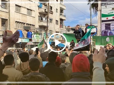 تنديداً بحملة النظام السوري وروسيا العسكرية، أهالي إدلب يتظاهرون بالمئات