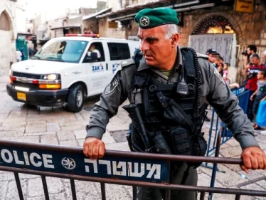بالفيديو|| عملية طعن نفذتها فتاة فلسطينية بحي الشيخ جراح في القدس واستنفار للقوات الإسرائيلية بحثاً عنها