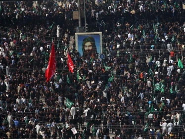 بالفيديو||إيرانيون يحاولون اقتحام معبر حدودي مع العراق.. الحشد الشعبي يؤمن لهم الطريق والحكومة تتحرك