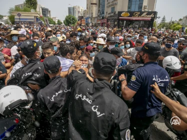 تونس.. قيس سعيد باتجاه خطوة جديدة واشتباكات بين أنصاره وأنصار "الإخوان"