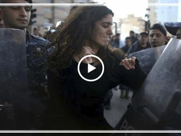 بالفيديو || تحطيم للمصارف ومواجهات بين محتجين وقوى الأمن في بيروت