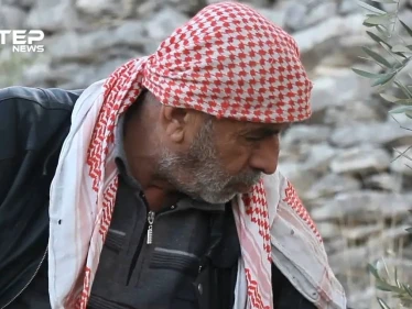 الحاج "نادر" رجل مصاب يتحدى إصابته ويعمل في قطاف الزيتون لتأمين لقمة العيش
