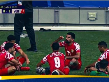 شاهد|| احتفالية أكلة "المنسف" تُشعل لقاء الأردن والعراق بكأس آسيا