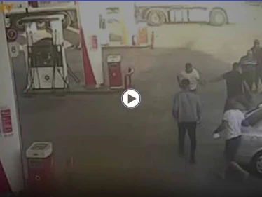 بالفيديو|| شاب حاول الهروب مع حبيبته بولاية مرسين التركية فقام أقاربها بضربه بعنف وإدخاله العناية المشددة