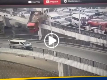 السيارات تتساقط من أعلى جسر.. فيديو لحادث مروري "مروّع" في مصر