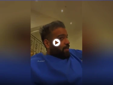 بالفيديو|| فتاة سعودية تتعرض للعنف على يد شقيقها ووالدتها تساعده بحجة عدم التزامها باللباس الشرعي