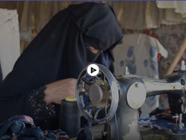 بالفيديو || سيدتان بمخيم تل البيعة في الرقة تحيكان الملابس وتُعلمان مهنة الخياطة.. هذه قصتهما