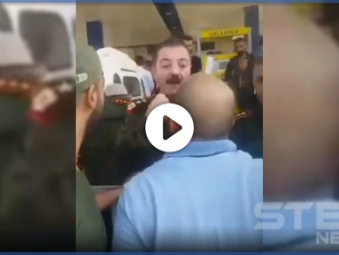بالفيديو||"والله لنرجعها 2011".. رجل من درعا يشتم النظام السوري أمام ضابط وعشرات العناصر