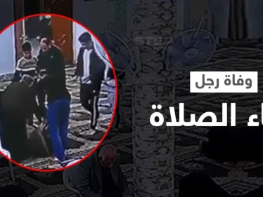 بالفيديو|| مشهد مؤثر للغاية... لحظة وفاة رجل أثناء الصلاة في مسجد بالعراق وردة فعل المصلين تهز القلوب