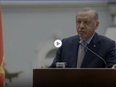 بالفيديو|| أردوغان يحيي صانعي الطائرة الحربية التركية "أقنجي" ونائبة برلمانية في حزبه تثير ضجةً بسبب "حذائها"