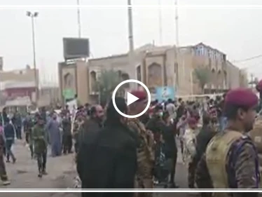 بالفيديو|| ملثمون يطلقون الرصاص الحي على متظاهري العراق.. وعنصرين من القوات الأمنية يبكون بحرقة